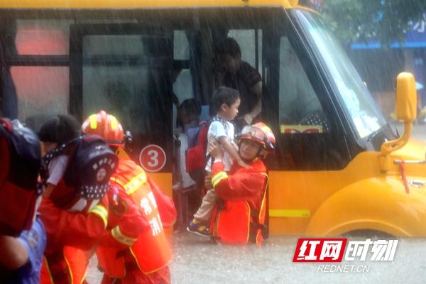 暴雨襲城！校車被困！常德消防交警搭“人橋”抱出22名幼兒