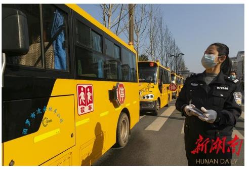 汨羅：校車集中防疫消毒 整裝待發(fā)“護(hù)航”上學(xué)路