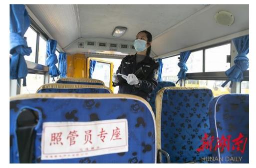 汨羅：校車集中防疫消毒 整裝待發(fā)“護(hù)航”上學(xué)路