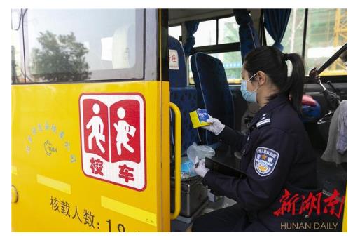 汨羅：校車集中防疫消毒 整裝待發(fā)“護(hù)航”上學(xué)路