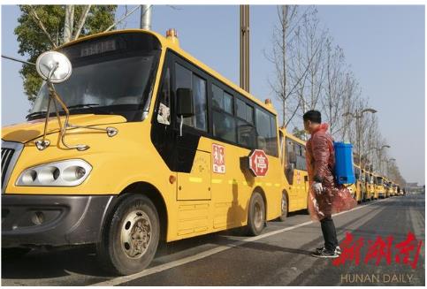 汨羅：校車集中防疫消毒 整裝待發(fā)“護(hù)航”上學(xué)路