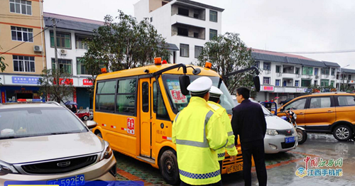 廣昌交警開展校車安全檢查助力學(xué)校復(fù)學(xué)