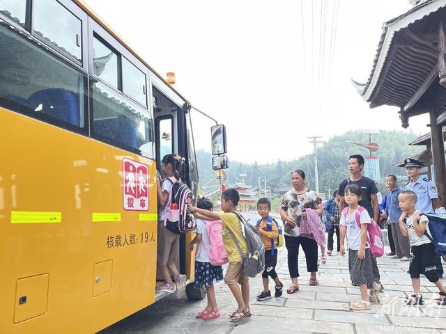 鄉村校車護航孩子求學路