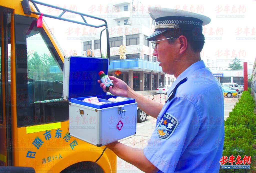 民警對隨車急救箱物品進行檢查。