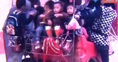 儋州一幼兒園用三輪車當(dāng)“校車” 塞滿18個孩子(圖)