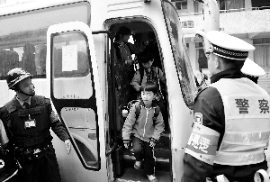 交警昨在富麗小學門口查獲一臺滿載小學生的普通大巴車，該車車身沒有涂成具有警示作用的黃色。信息時報記者 蕭嘉寧 攝
