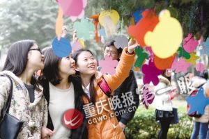 大學(xué)校園女生節(jié) 男生帶女生免費(fèi)坐都教授校車