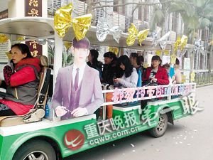 大學(xué)校園女生節(jié) 男生帶女生免費(fèi)坐都教授校車