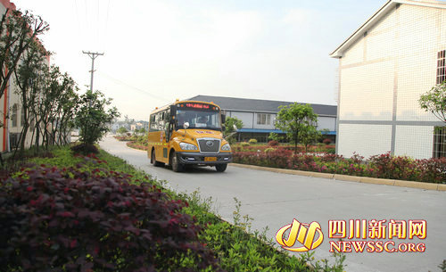 四川：瀘州：農(nóng)村留守兒童坐上“大鼻子”校車(chē)