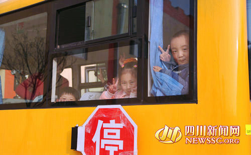 四川：瀘州：農(nóng)村留守兒童坐上“大鼻子”校車(chē)