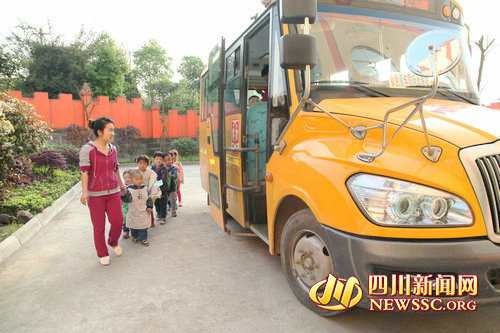 四川：瀘州：農(nóng)村留守兒童坐上“大鼻子”校車(chē)
