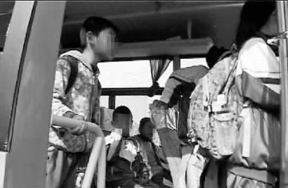 　電視臺記者拍到的客車內(nèi)部畫面 視頻截圖 U6 