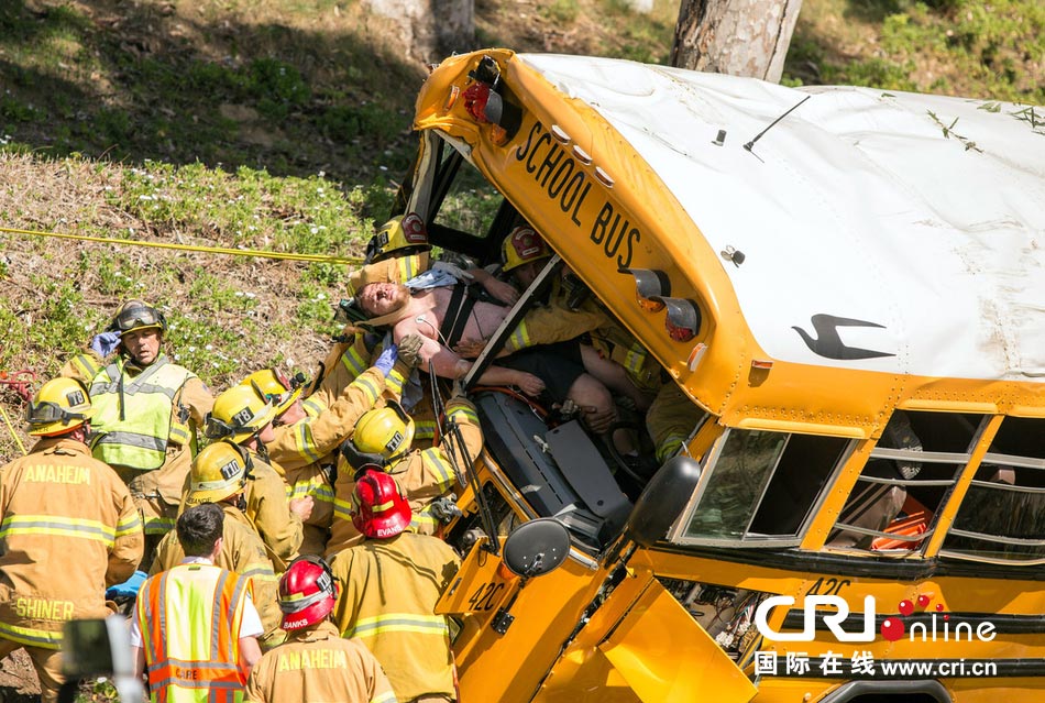 美國一校車發生車禍 造成12人受傷