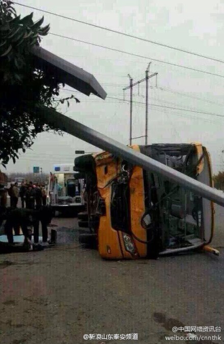 山東青島一校車發(fā)生車禍側(cè)翻 司機(jī)當(dāng)場身亡