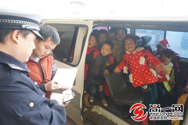 【不文明現象曝光臺】“校車”超載安全意識何在