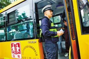 深圳開(kāi)學(xué)首日 交警嚴(yán)查校車