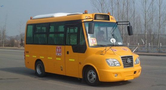 上學路上，大鼻子校車保安全