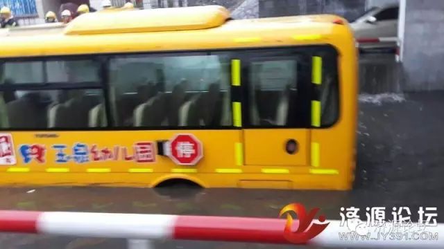 幼兒園校車橋下被淹，網友現場緊急救援