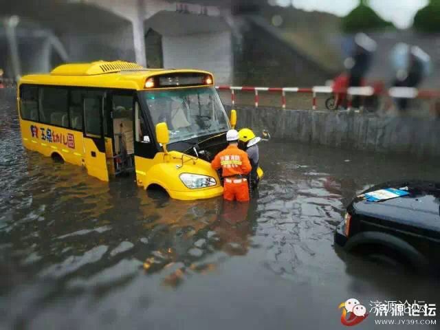 幼兒園校車橋下被淹，網友現場緊急救援