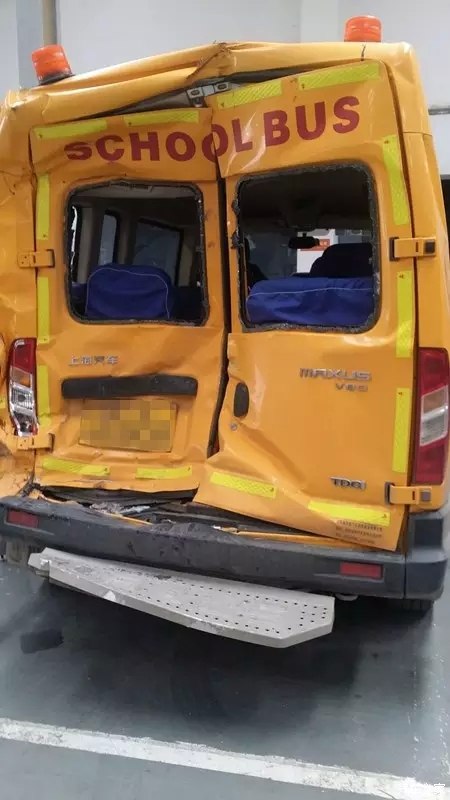 從一張被追尾的校車(chē)圖片再談校車(chē)安全