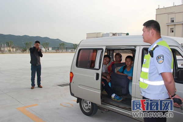 威海交警路巡 逮住一輛無合法資質黑校車
