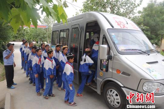 孩子乘校車回家。有了校車以后，村里面孩子的入學(xué)率和升學(xué)率都也高了，孩子的成績(jī)也有了提高。 崔志堅(jiān) 攝