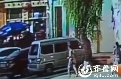 監(jiān)控畫面顯示，9小時后，幼兒園工作人員才發(fā)現(xiàn)車內(nèi)的女童（視頻截圖）