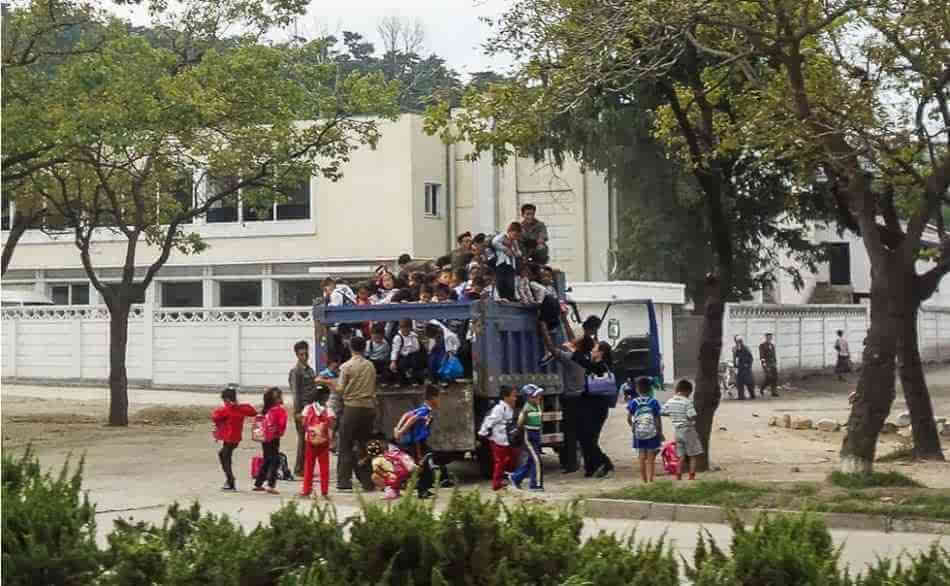 老外游朝鮮時拍的照片 校車畫面有點驚人