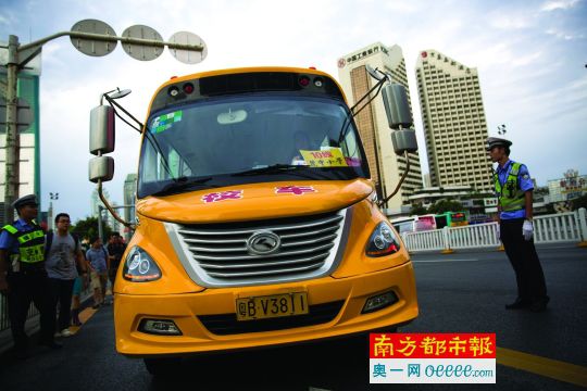 昨日，深圳市交警對上路的校車進行安全檢查。