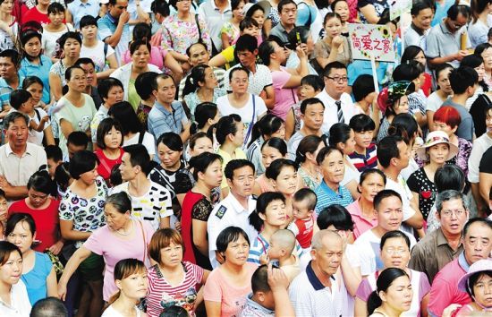 海口金盤實(shí)驗(yàn)學(xué)校門口接送孩子的家長。記者 劉孫謀 攝