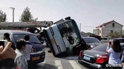校車側(cè)翻被保時(shí)捷瞬間托住 44名學(xué)生僅一人受輕傷
