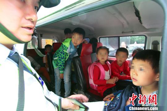 超載“黑校車”擠了12個小學生 朱華剛 攝