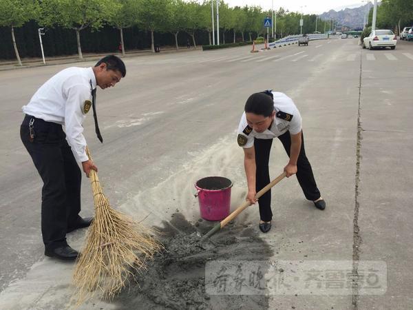 水泥石子灑一路，校車司機(jī)客串“清潔工”