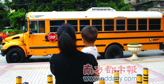 市民對美國校車充滿好奇，擔心車費太高“坐不起”。南都記者馬強攝