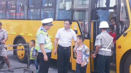 筑牢校車安全防線江蘇如皋市采取多部門聯(lián)動