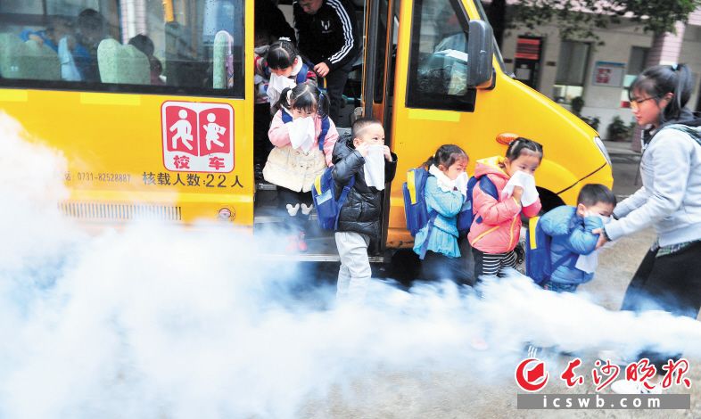 長沙幼兒園校車自燃應(yīng)急處置演練