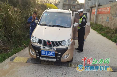 彭澤交警查獲一假“校車” 車內(nèi)塞有15個小孩