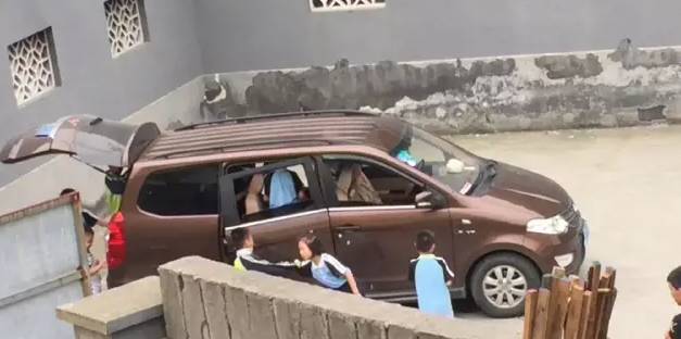 杭州蕭山某地黑校車被曝光！小車塞進(jìn)26個(gè)人，孩子好像疊羅漢