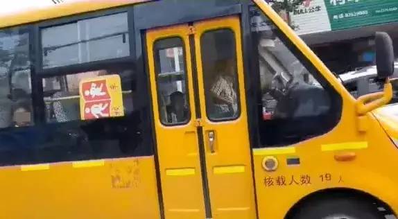 杭州蕭山某地黑校車被曝光！小車塞進(jìn)26個(gè)人，孩子好像疊羅漢