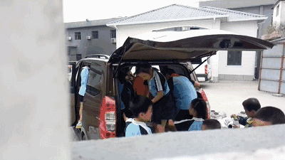 杭州蕭山某地黑校車被曝光！小車塞進(jìn)26個(gè)人，孩子好像疊羅漢