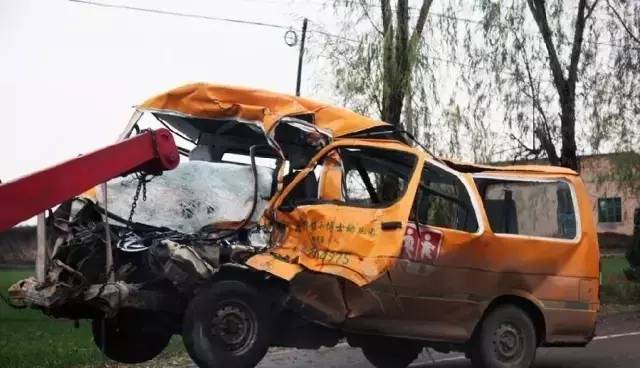 杭州蕭山某地黑校車被曝光！小車塞進(jìn)26個(gè)人，孩子好像疊羅漢