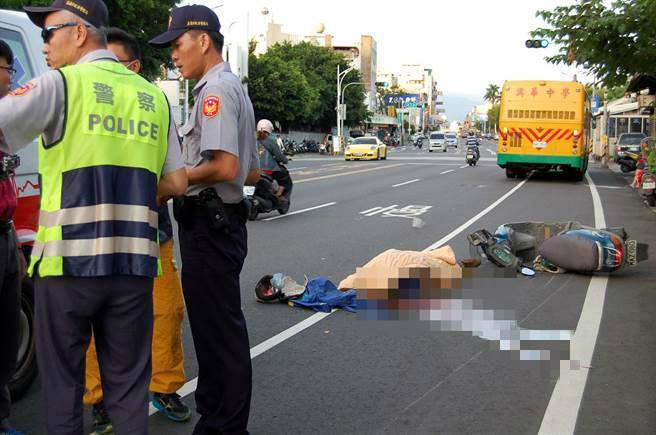 臺灣一校車與機車相撞 機車男被卷入車下輾過當場死亡