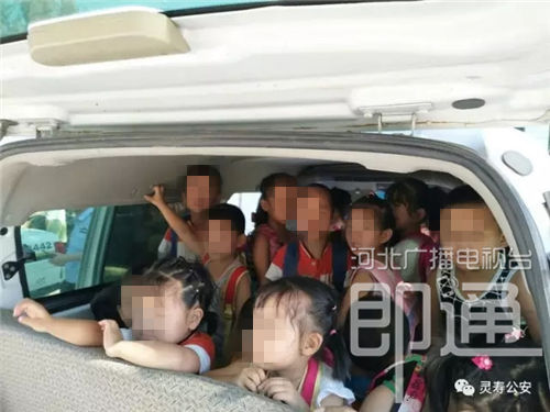 河北石家莊查處一輛黑校車 僅5座位卻塞進(jìn)35名幼童