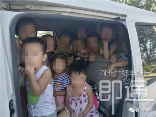 河北石家莊查處一輛黑校車 僅5座位卻塞進(jìn)35名幼童