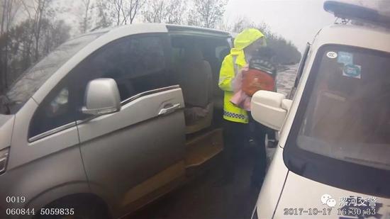 漯河交警對一“校車”開出萬元罰單 全程錄像
