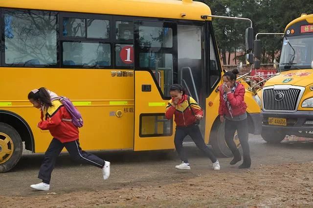 湖南岳陽市：岳陽縣楊林小學開展校車安全事故應急演練