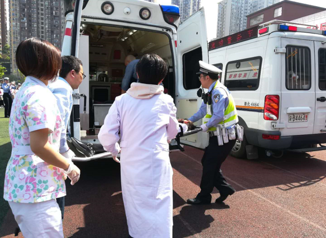 渝北一小學校車“撞”上越野車 1名小學生“受傷”