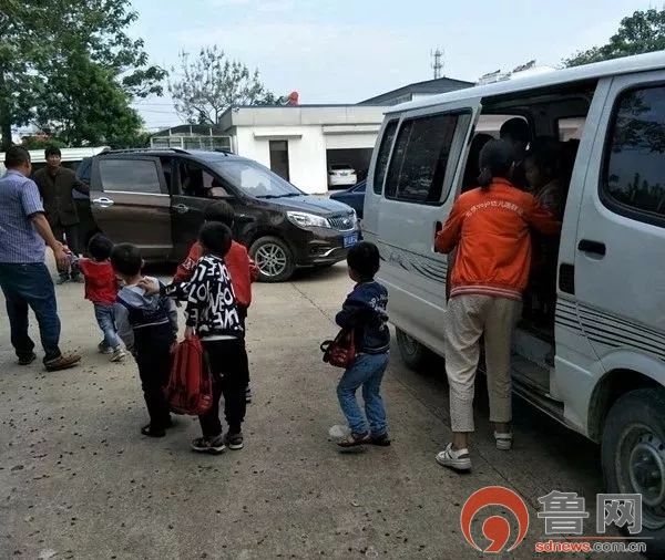 兩輛“黑校車”私自改裝、超載學生被查獲