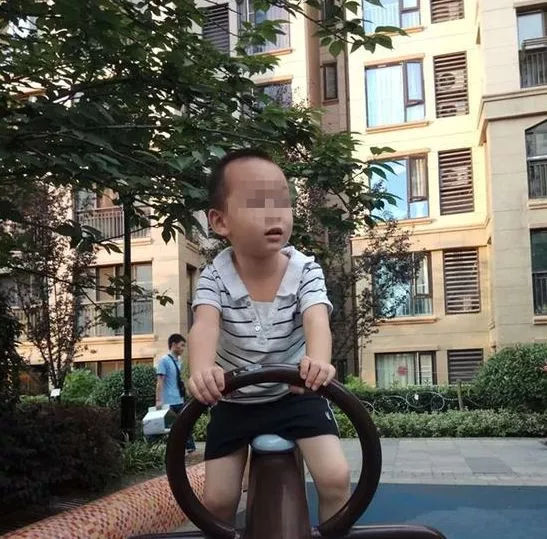 要命！男孩在校車內被活活悶死！這事誰來負責？