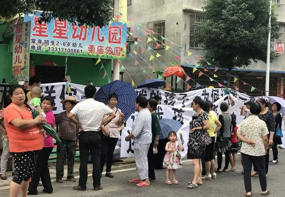 要命！男孩在校車內被活活悶死！這事誰來負責？